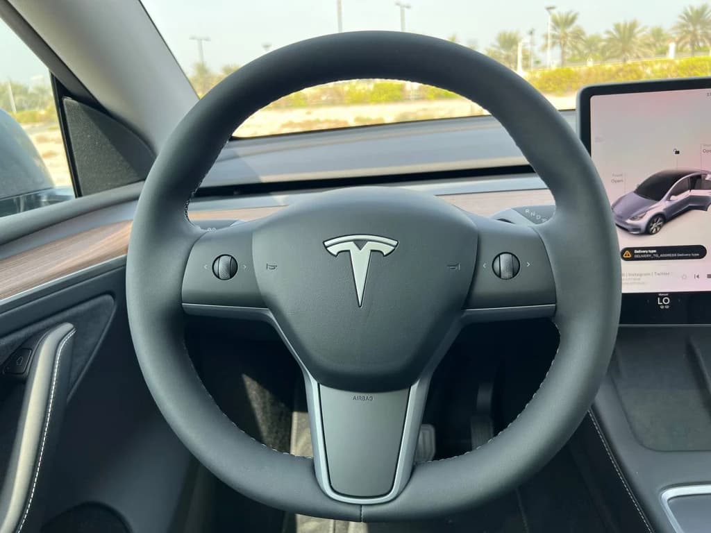 Tesla Model Y 2023 Gray steering wheel