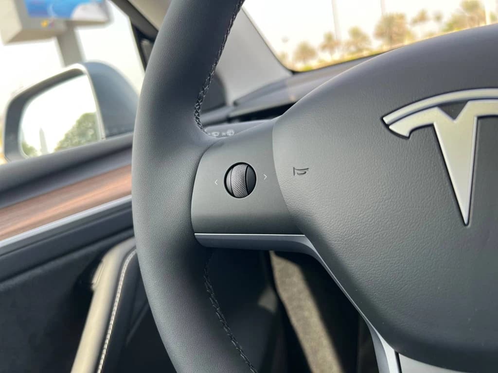 Tesla Model Y 2023 Gray steering wheel