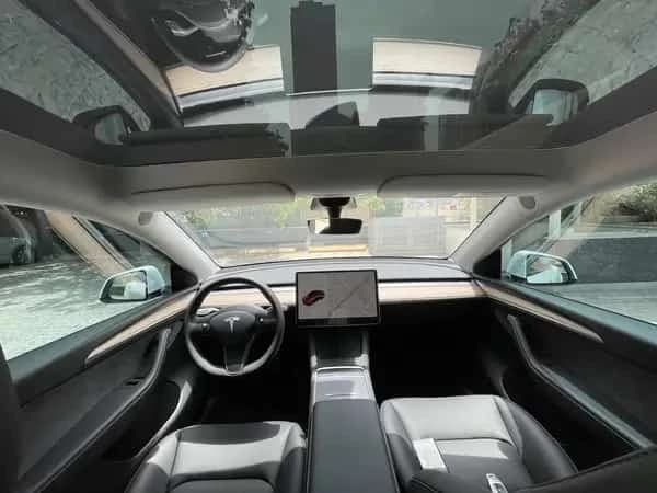 Tesla Model Y Performance 2022 White dashboard