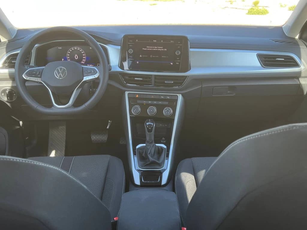 Volkswagen T-Roc 2023 White dashboard