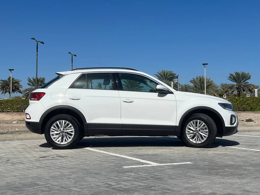 Volkswagen T-Roc 2023 White side right