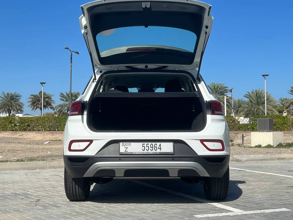 Volkswagen T-Roc 2023 White trunk open