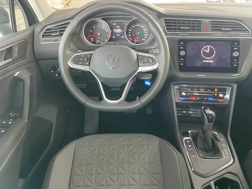 Volkswagen Tiguan 2024 Gray dashboard