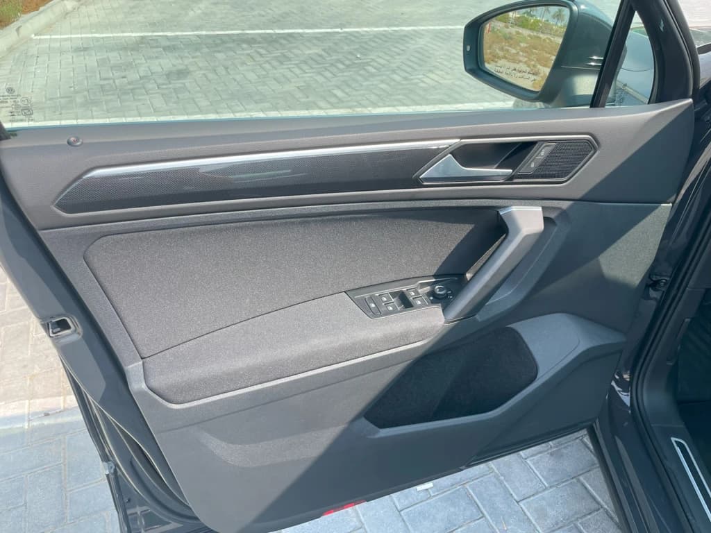Volkswagen Tiguan 2024 Gray door panel