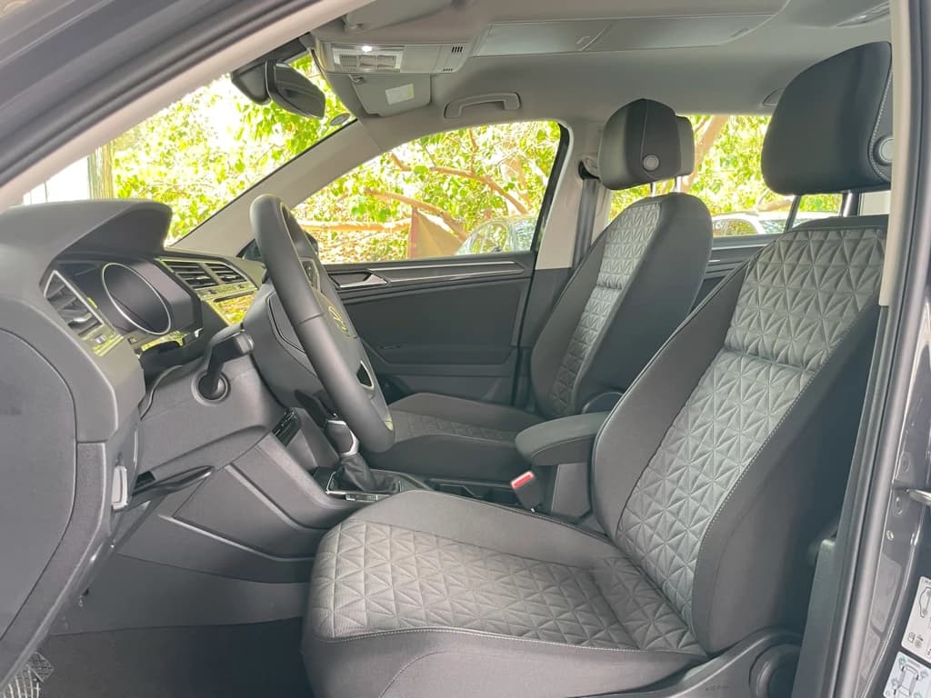 Volkswagen Tiguan 2024 Gray front seats