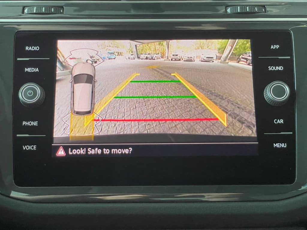 Volkswagen Tiguan 2024 Gray infotainment screen