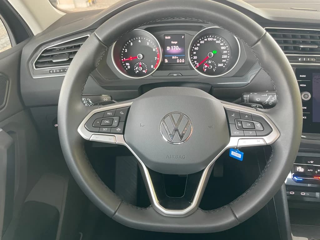 Volkswagen Tiguan 2024 Gray steering wheel