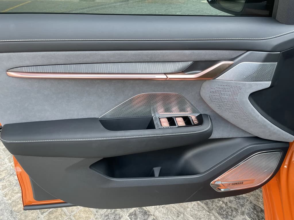 Zeekr 001 2024 Orange door panel