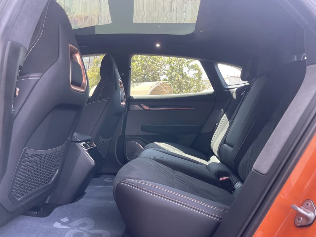 Zeekr 001 2024 Orange rear seats